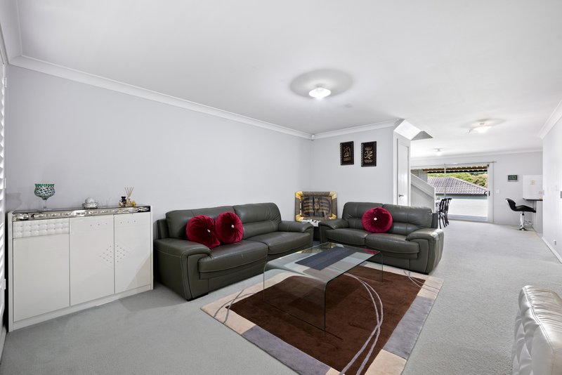 Photo - 24 Hadlow Avenue, Glenfield NSW 2167 - Image 3