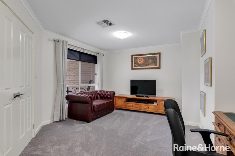 Photo - 24 Hall Crescent, Old Noarlunga SA 5168 - Image 11