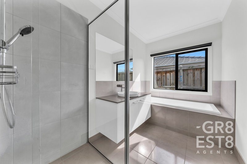 Photo - 24 Harper Crescent, Cranbourne West VIC 3977 - Image 6