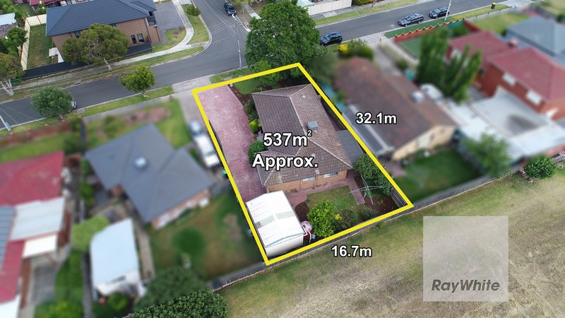 Photo - 24 Henley Drive, Gladstone Park VIC 3043 - Image 4