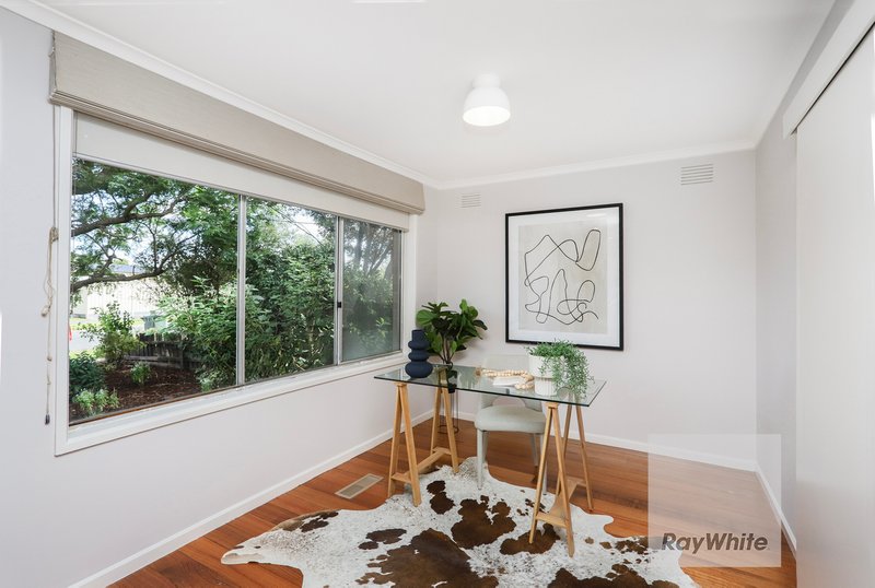 Photo - 24 Henley Drive, Gladstone Park VIC 3043 - Image 8