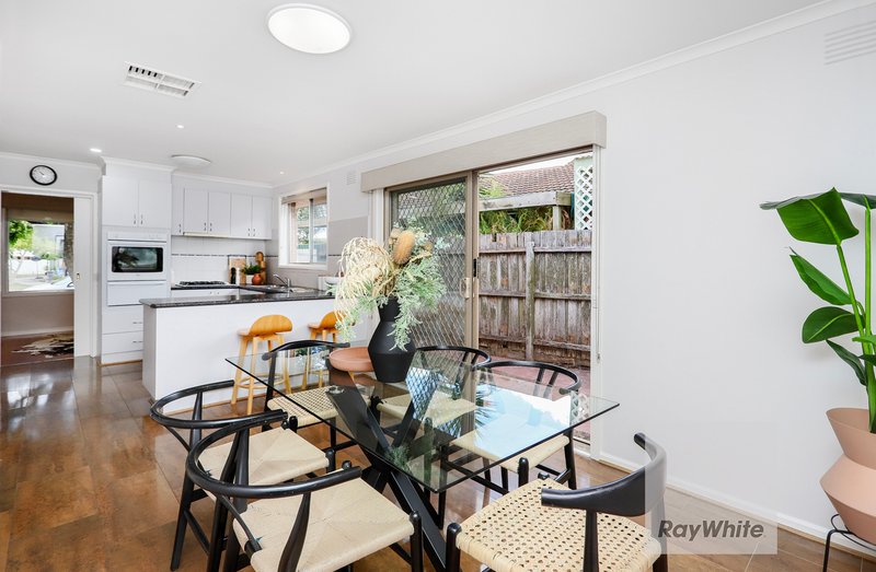 Photo - 24 Henley Drive, Gladstone Park VIC 3043 - Image 10