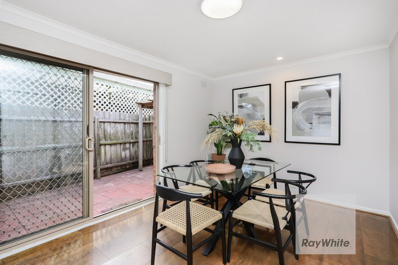 Photo - 24 Henley Drive, Gladstone Park VIC 3043 - Image 11