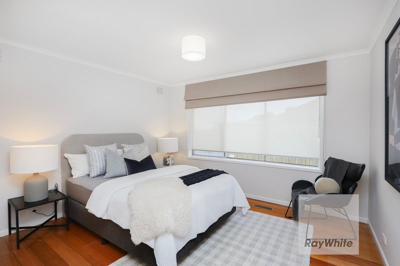 Photo - 24 Henley Drive, Gladstone Park VIC 3043 - Image 12