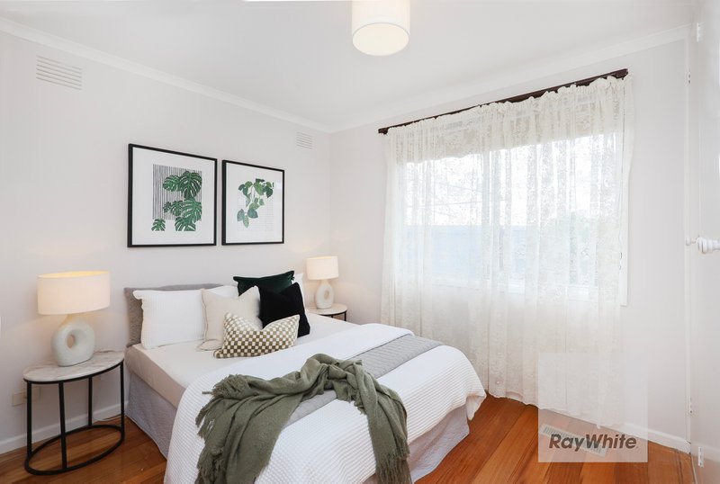 Photo - 24 Henley Drive, Gladstone Park VIC 3043 - Image 13