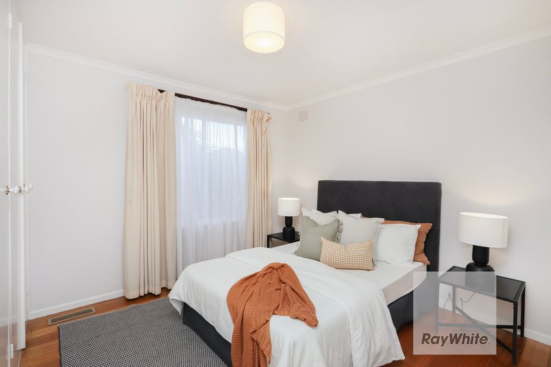 Photo - 24 Henley Drive, Gladstone Park VIC 3043 - Image 14