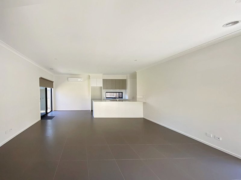 Photo - 2/4 High Street, Werribee VIC 3030 - Image 2