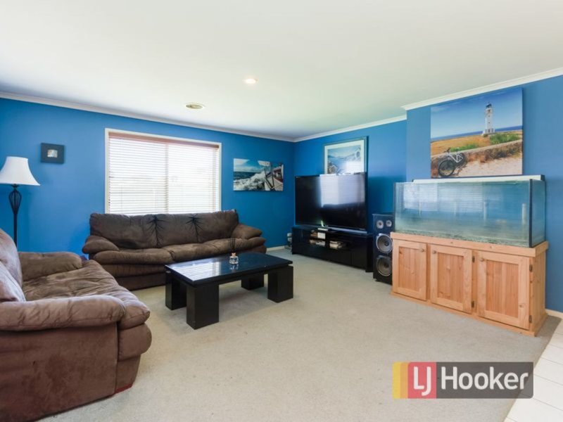 Photo - 24 Highmount Drive, Hampton Park VIC 3976 - Image 8