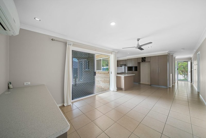 Photo - 24 Hill End Avenue, Hillcrest QLD 4118 - Image 4