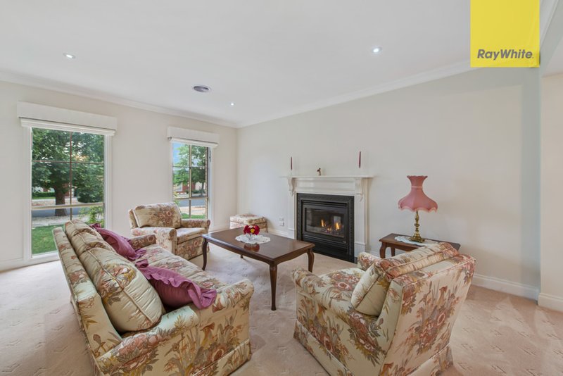 Photo - 24 Hillcrest Drive, Hillside VIC 3037 - Image 2