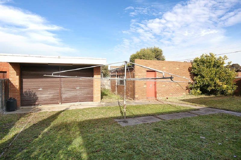 Photo - 24 Hillcrest Grove, Springvale VIC 3171 - Image 10