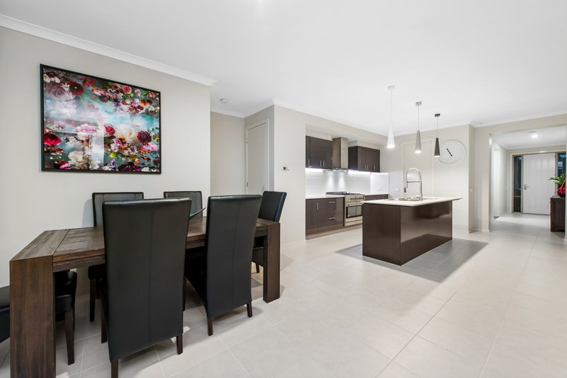 Photo - 24 Hull Crescent, Pakenham VIC 3810 - Image 5