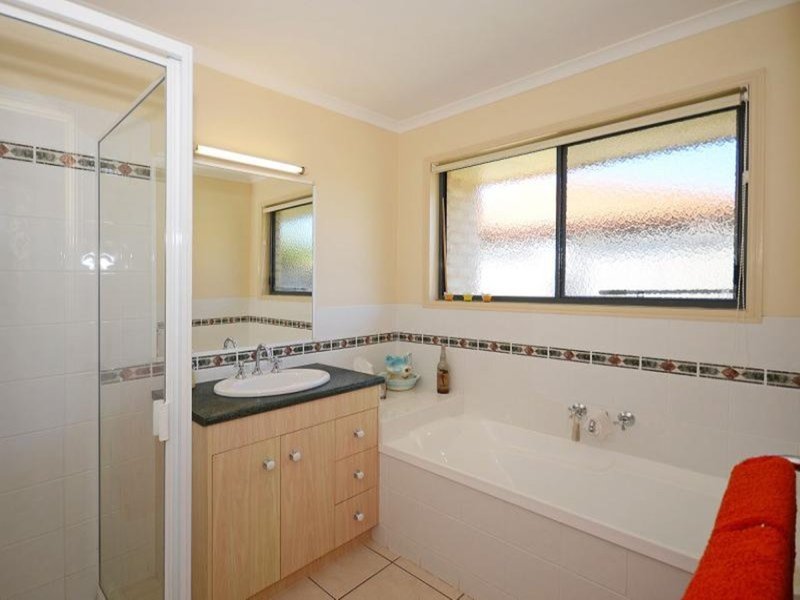 Photo - 24 Hyperno Road, Point Vernon QLD 4655 - Image 15