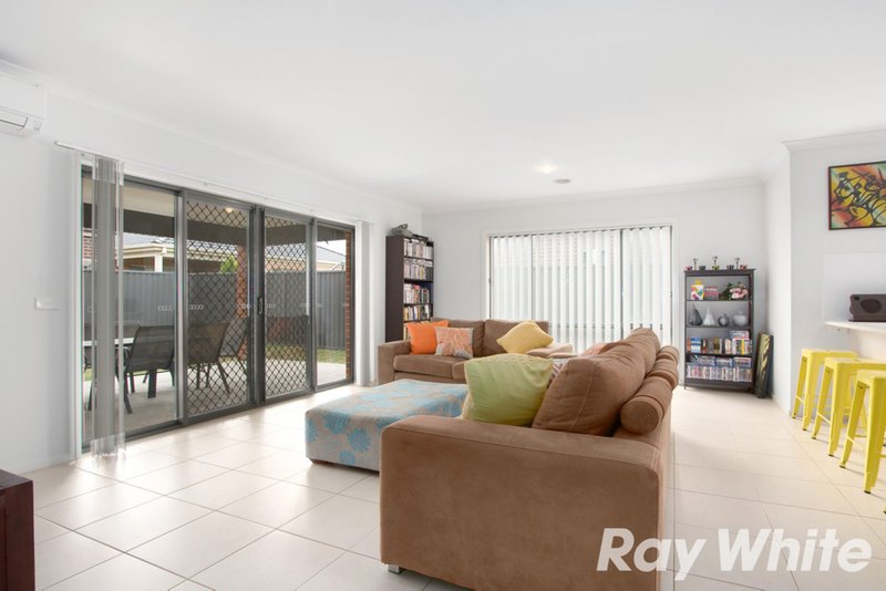 Photo - 24 Joseph Banks Drive, Pakenham VIC 3810 - Image 3