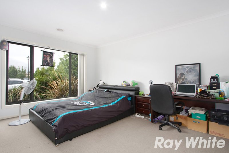 Photo - 24 Joseph Banks Drive, Pakenham VIC 3810 - Image 5