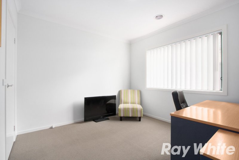 Photo - 24 Joseph Banks Drive, Pakenham VIC 3810 - Image 9