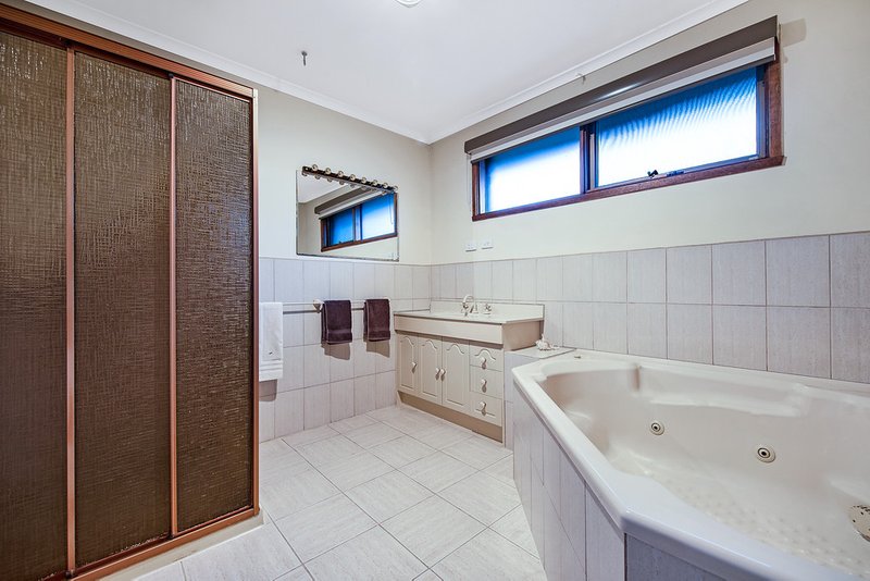 Photo - 24 Kawana Crescent, Glen Waverley VIC 3150 - Image 14