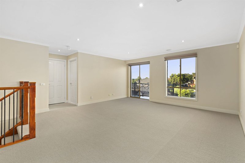 Photo - 24 Kilcatten Rise, Rowville VIC 3178 - Image 8