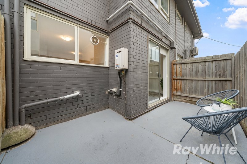 Photo - 2/4 Kokaribb Road, Carnegie VIC 3163 - Image 9