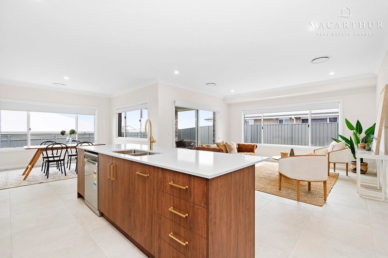 Photo - 24 Lacebark Drive, Forest Hill NSW 2651 - Image 11