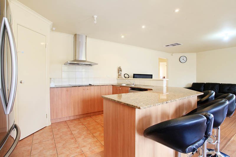 Photo - 24 Lachlan Crescent, Roxburgh Park VIC 3064 - Image 2