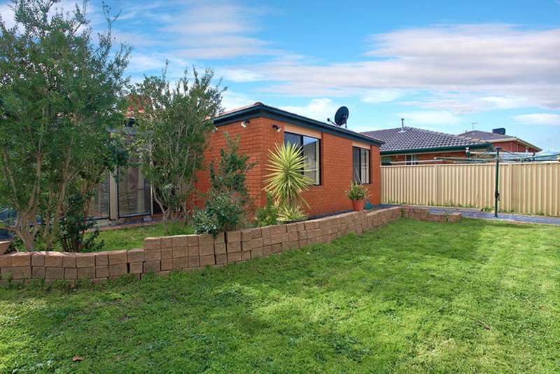 Photo - 24 Lachlan Crescent, Roxburgh Park VIC 3064 - Image 12