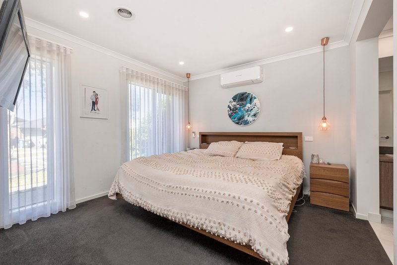 Photo - 24 Lancelot Avenue, Clyde VIC 3978 - Image 6