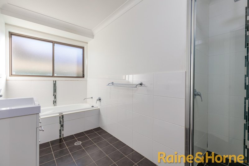 Photo - 24 Lansdowne Drive, Dubbo NSW 2830 - Image 8