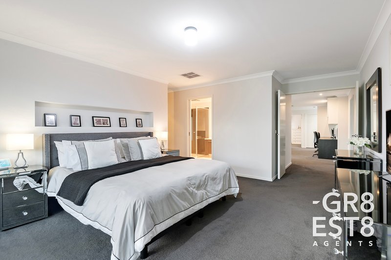 Photo - 24 Lemon Grove, Cranbourne West VIC 3977 - Image 15