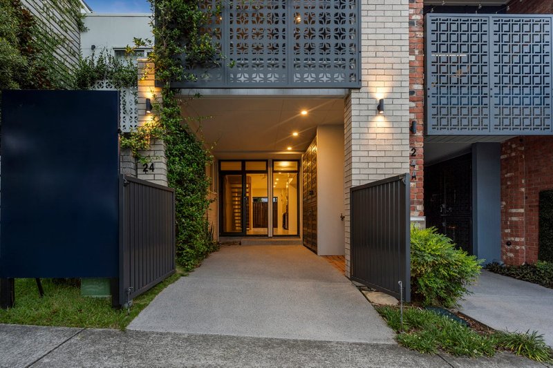 Photo - 24 Lenneberg Street, Southport QLD 4215 - Image 2