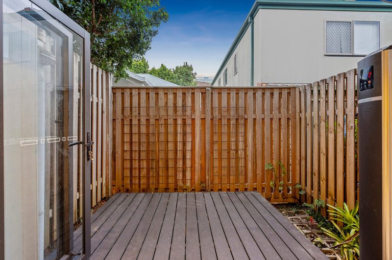 Photo - 24 Lenneberg Street, Southport QLD 4215 - Image 9