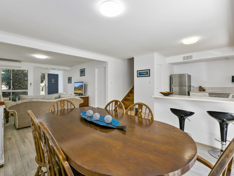 2/4 Lipton Street, Sunrise Beach QLD 4567