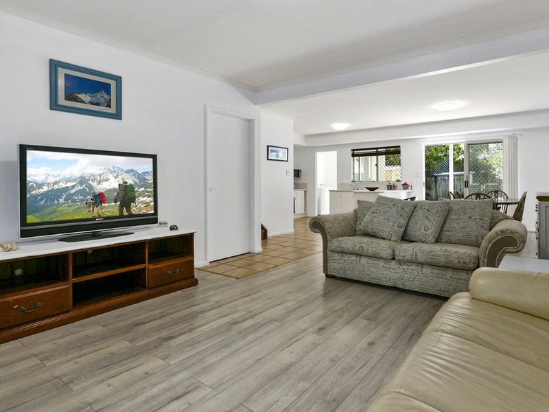 Photo - 2/4 Lipton Street, Sunrise Beach QLD 4567 - Image 4