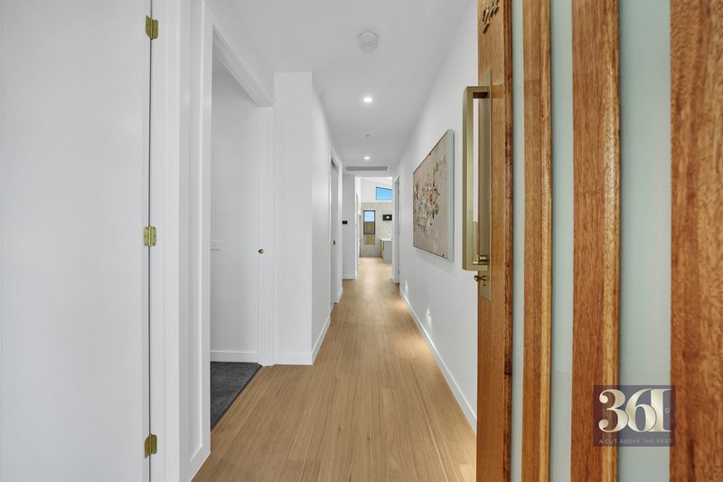 Photo - 24 Lodge Way, Werribee VIC 3030 - Image 3