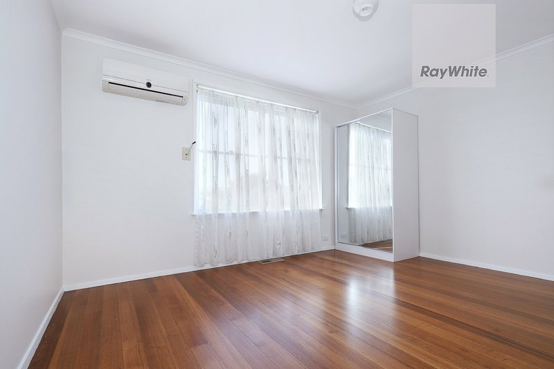 Photo - 24 Lorraine Crescent, Jacana VIC 3047 - Image 5