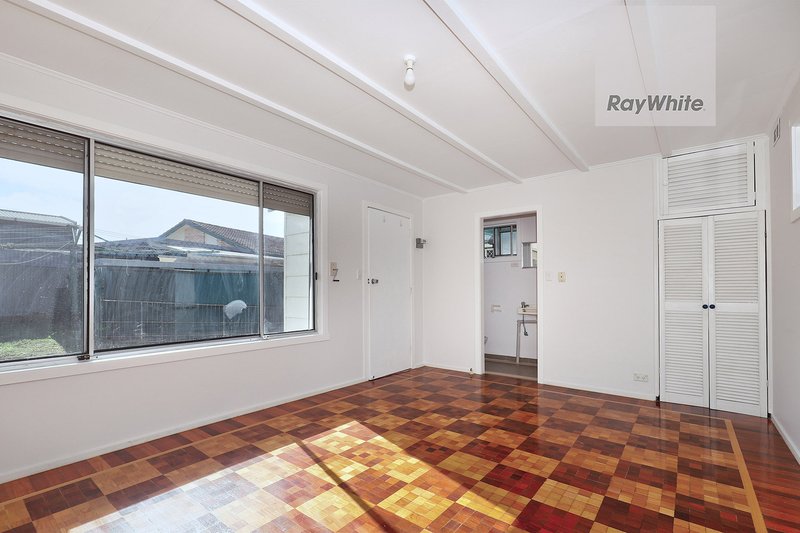 Photo - 24 Lorraine Crescent, Jacana VIC 3047 - Image 8