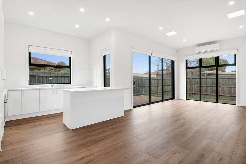 Photo - 24 Marsden Court, Mill Park VIC 3082 - Image 3