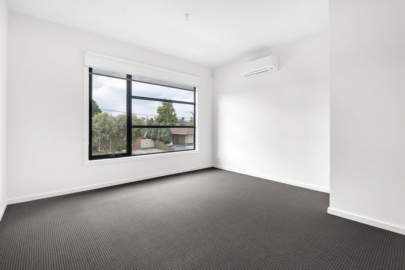 Photo - 24 Marsden Court, Mill Park VIC 3082 - Image 8
