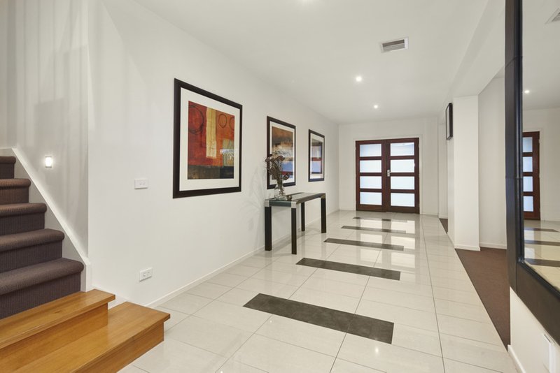 Photo - 24 Mayfield Drive, Mount Waverley VIC 3149 - Image 5