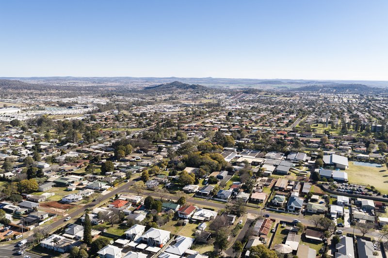 Photo - 24 Mcdowall Street, Newtown QLD 4350 - Image 2