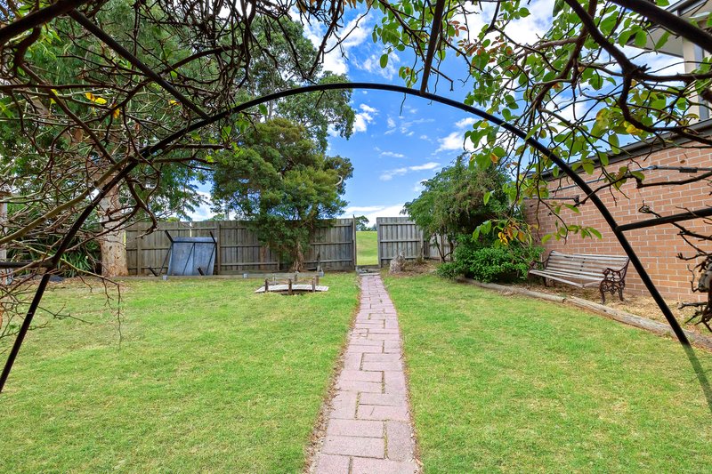 Photo - 24 Melinga Crescent, Chadstone VIC 3148 - Image 7