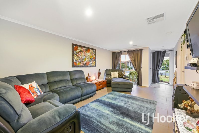 Photo - 24 Melissa Way, Pakenham VIC 3810 - Image 3