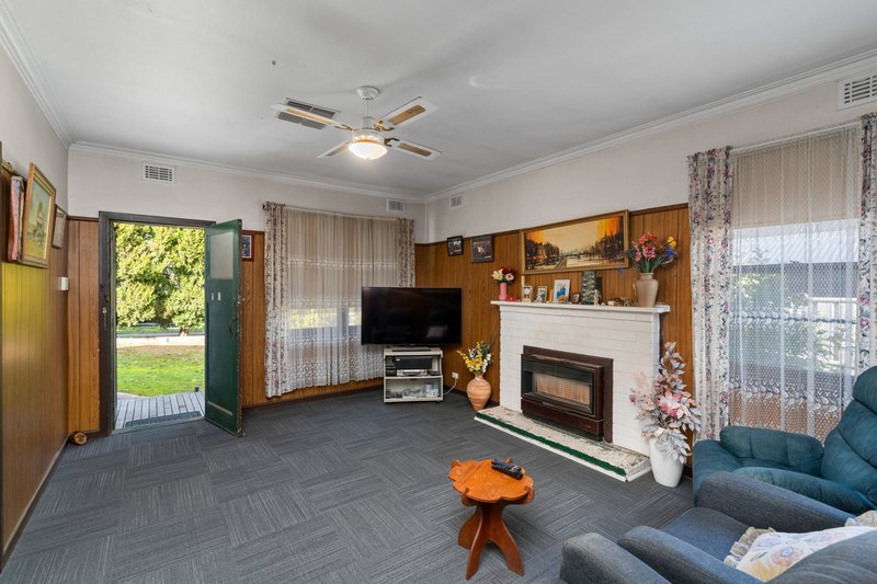 Photo - 24 Morison Crescent, Seymour VIC 3660 - Image 4