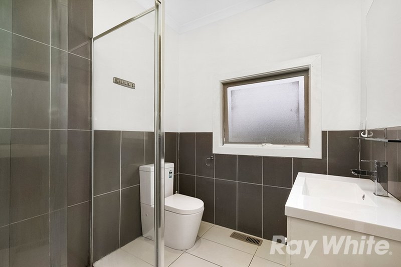 Photo - 24 Morshead Avenue, Mount Waverley VIC 3149 - Image 6