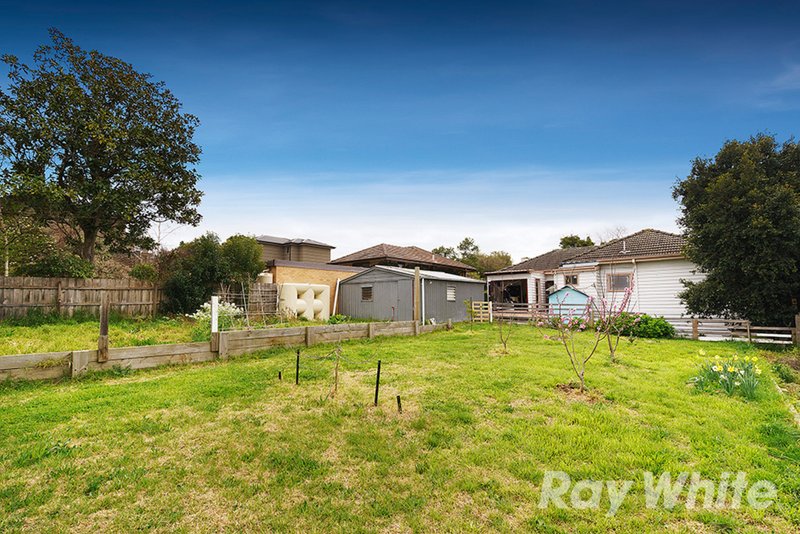 Photo - 24 Morshead Avenue, Mount Waverley VIC 3149 - Image 8