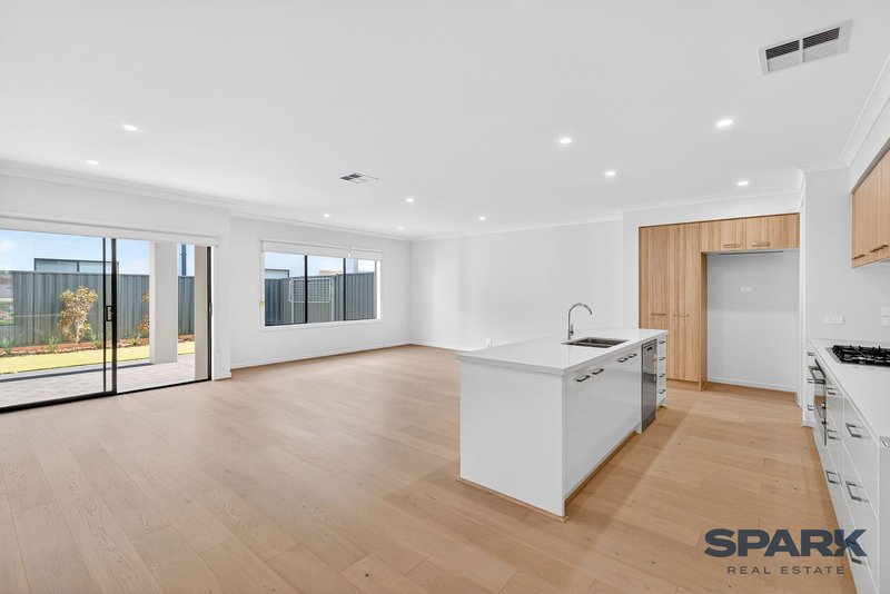 Photo - 24 Mosman Circuit, Tarneit VIC 3029 - Image 4