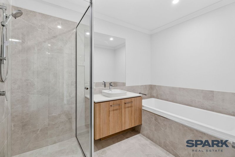 Photo - 24 Mosman Circuit, Tarneit VIC 3029 - Image 9