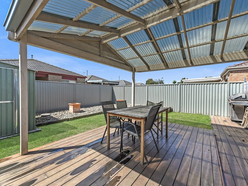 Photo - 24 Mossman Drive, Cranbourne East VIC 3977 - Image 5