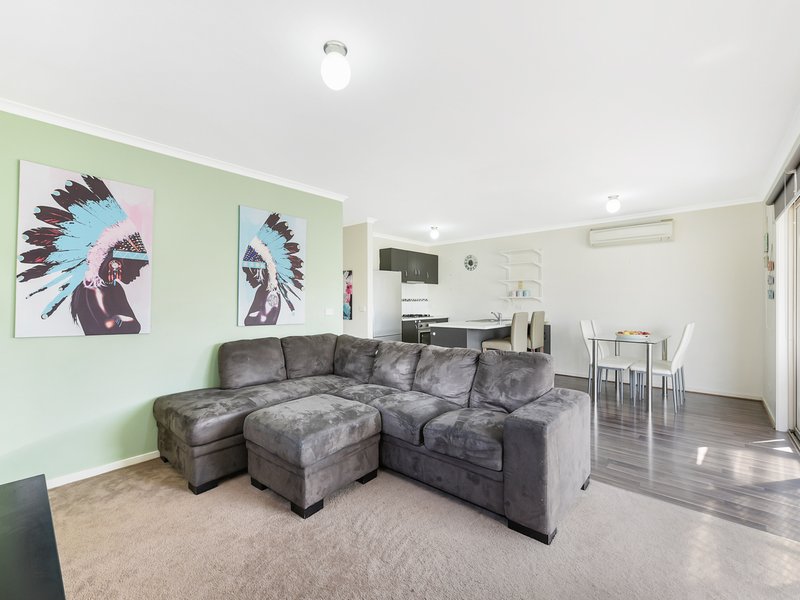 Photo - 24 Mossman Drive, Cranbourne East VIC 3977 - Image 8