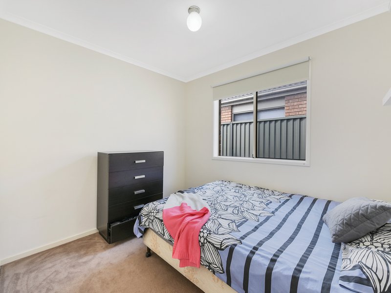 Photo - 24 Mossman Drive, Cranbourne East VIC 3977 - Image 10